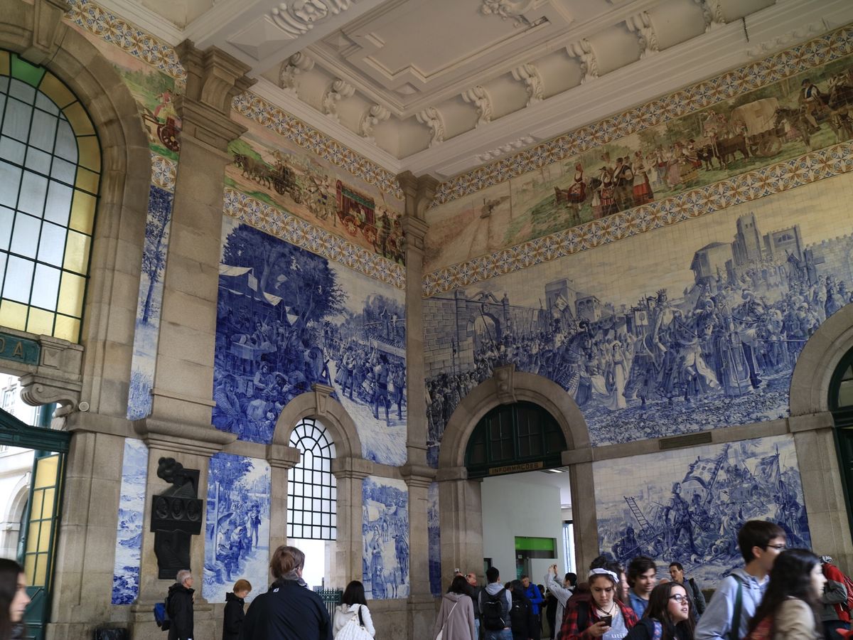 ポルトのサンベント駅はアズレージョで彩られてます。ポルトには世界でも指折り...