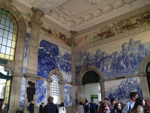 ポルトガル・モンサント村「ポルトガル🇵🇹リスボンからポルトまで」の写真：ポルトのサンベント駅はアズレージョで彩ら...