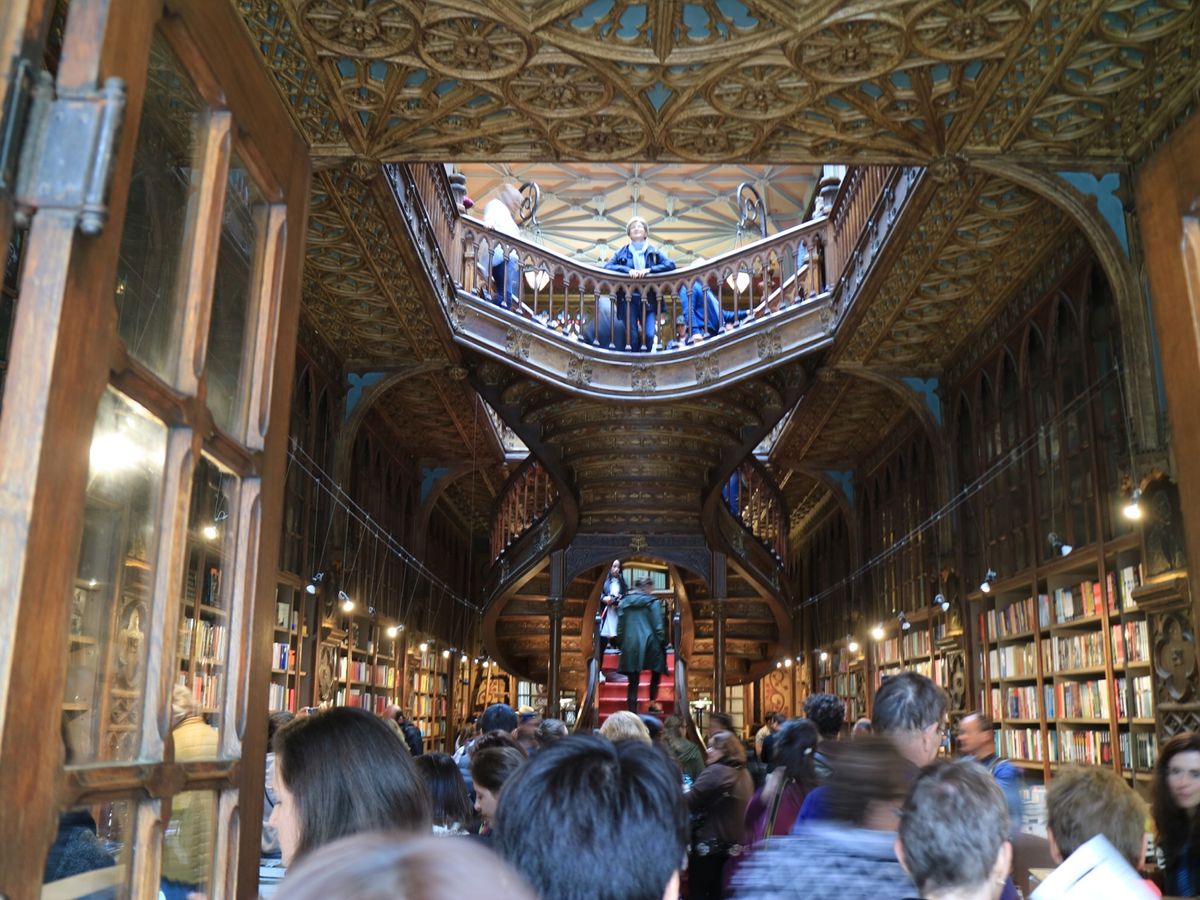 ポルトのサンベント駅はアズレージョで彩られてます。ポルトには世界でも指折り...