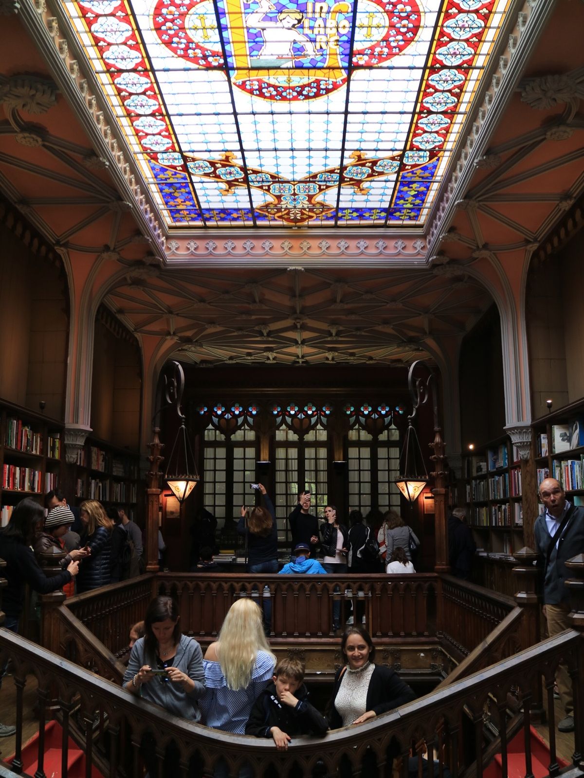 ポルトのサンベント駅はアズレージョで彩られてます。ポルトには世界でも指折り...