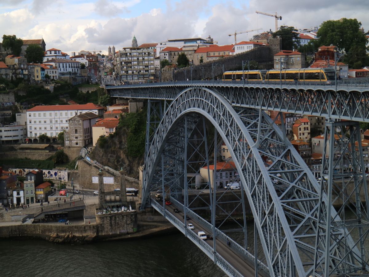 ポルトのサンベント駅はアズレージョで彩られてます。ポルトには世界でも指折り...