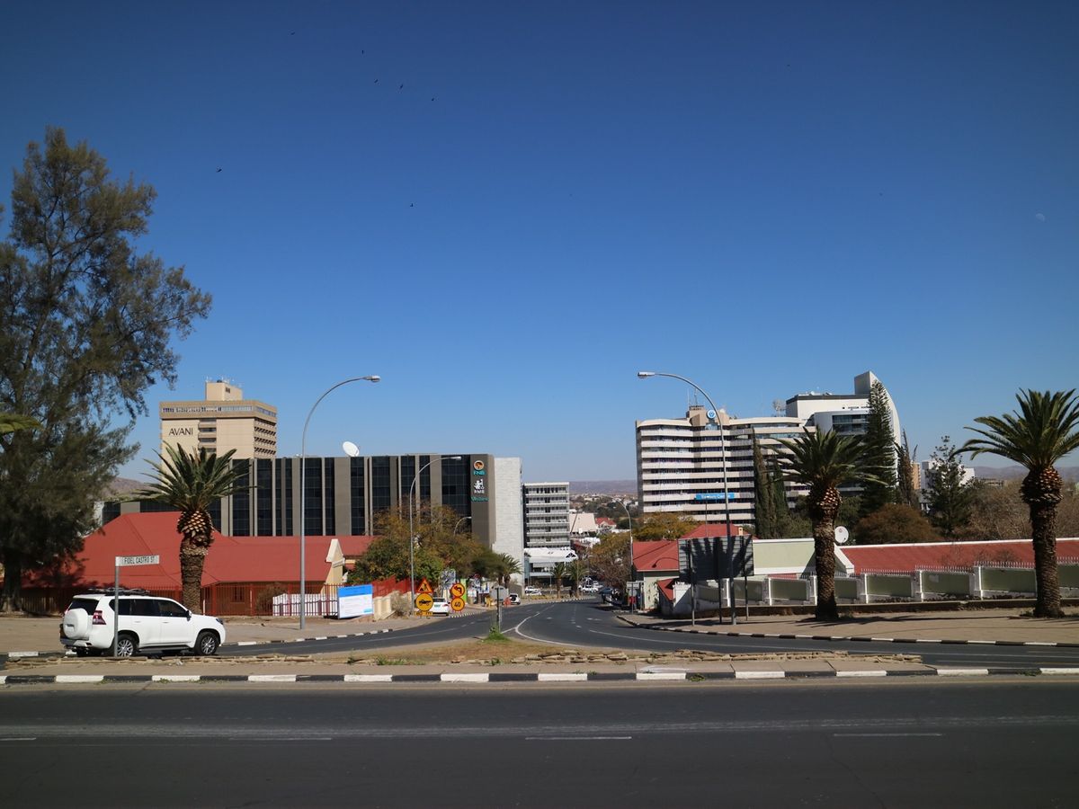 ツアーから帰ってきて、少しウィントフックの街を散策。人通りが少ないところは...