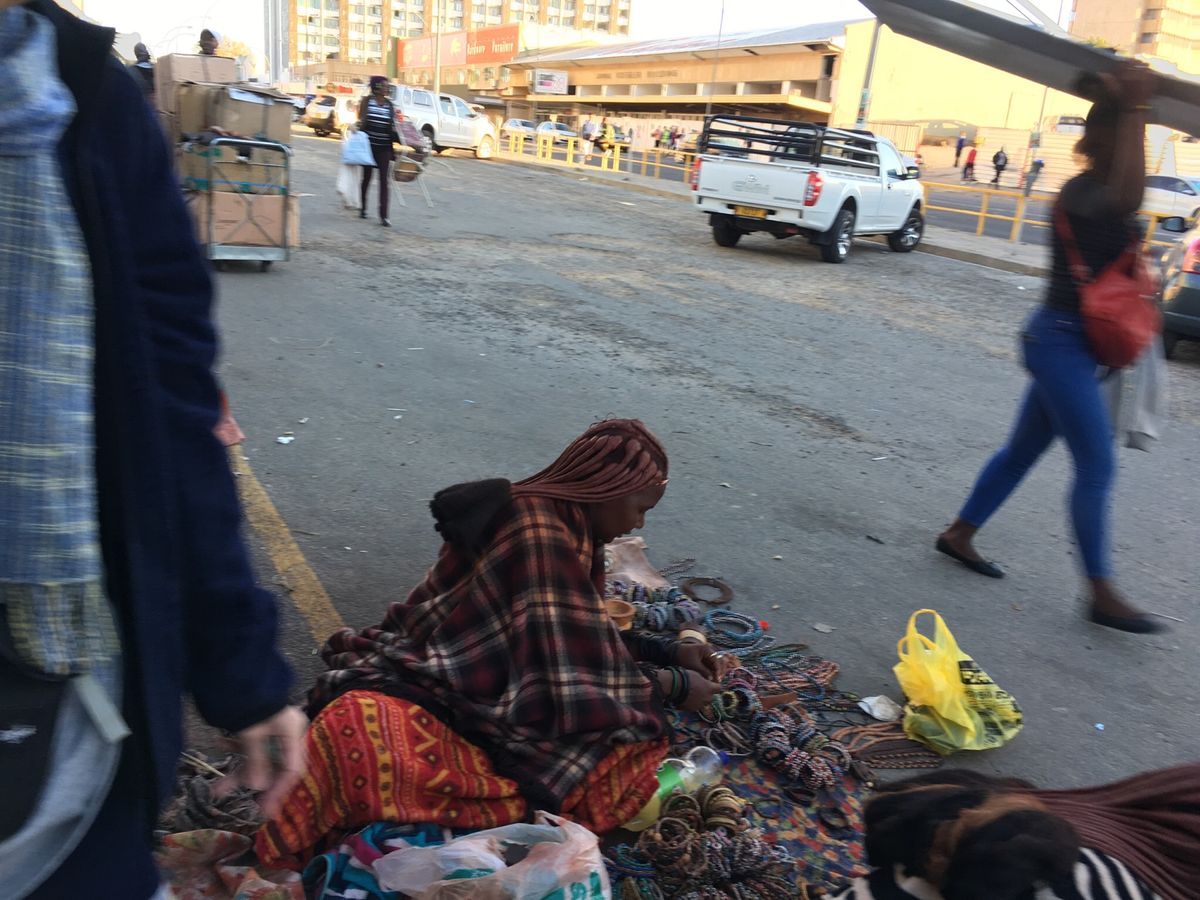 ツアーから帰ってきて、少しウィントフックの街を散策。人通りが少ないところは...