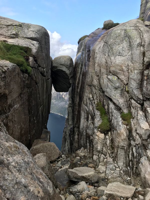 ノルウェー・スタヴァンゲル、ベルゲン、オスロ「Norway🇳🇴Stavanger/Bergen 」の写真：氷河とともに流れた岩がたまたま壁岩に挟ま...