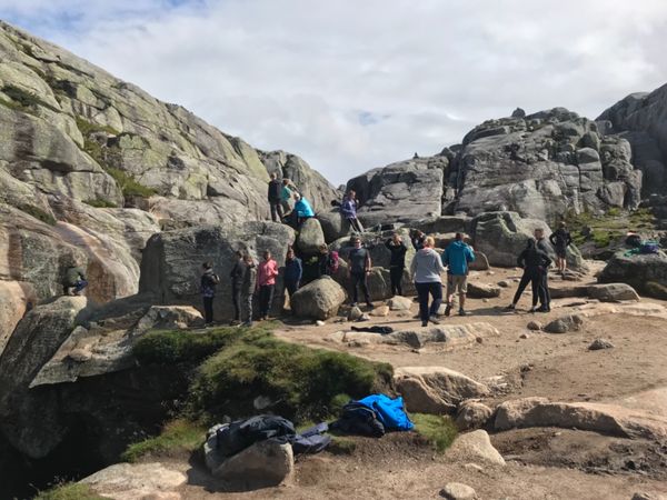 ノルウェー・スタヴァンゲル、ベルゲン、オスロ「Norway🇳🇴Stavanger/Bergen 」の写真：撮影の為に並ぶ図と岩の裏側☆