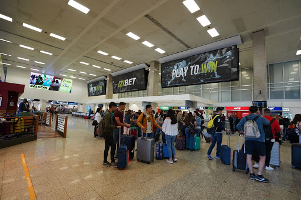 マルタ空港に到着。

ホテルからの送迎付きだったはずなんだけど、出会えず、...