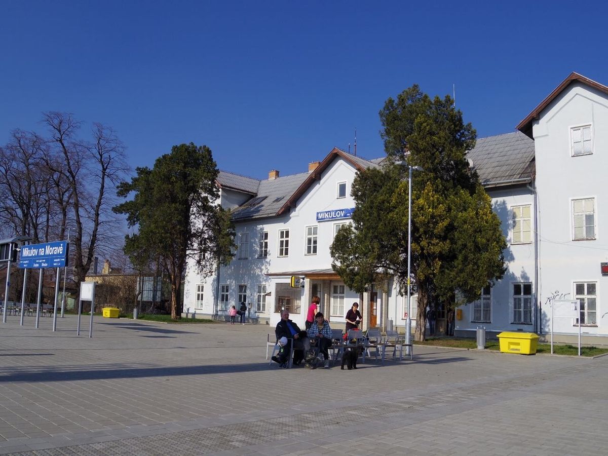 オーストリアのウィーンからチェコのブルノを経由し電車を乗り継いで2時間、ワ...