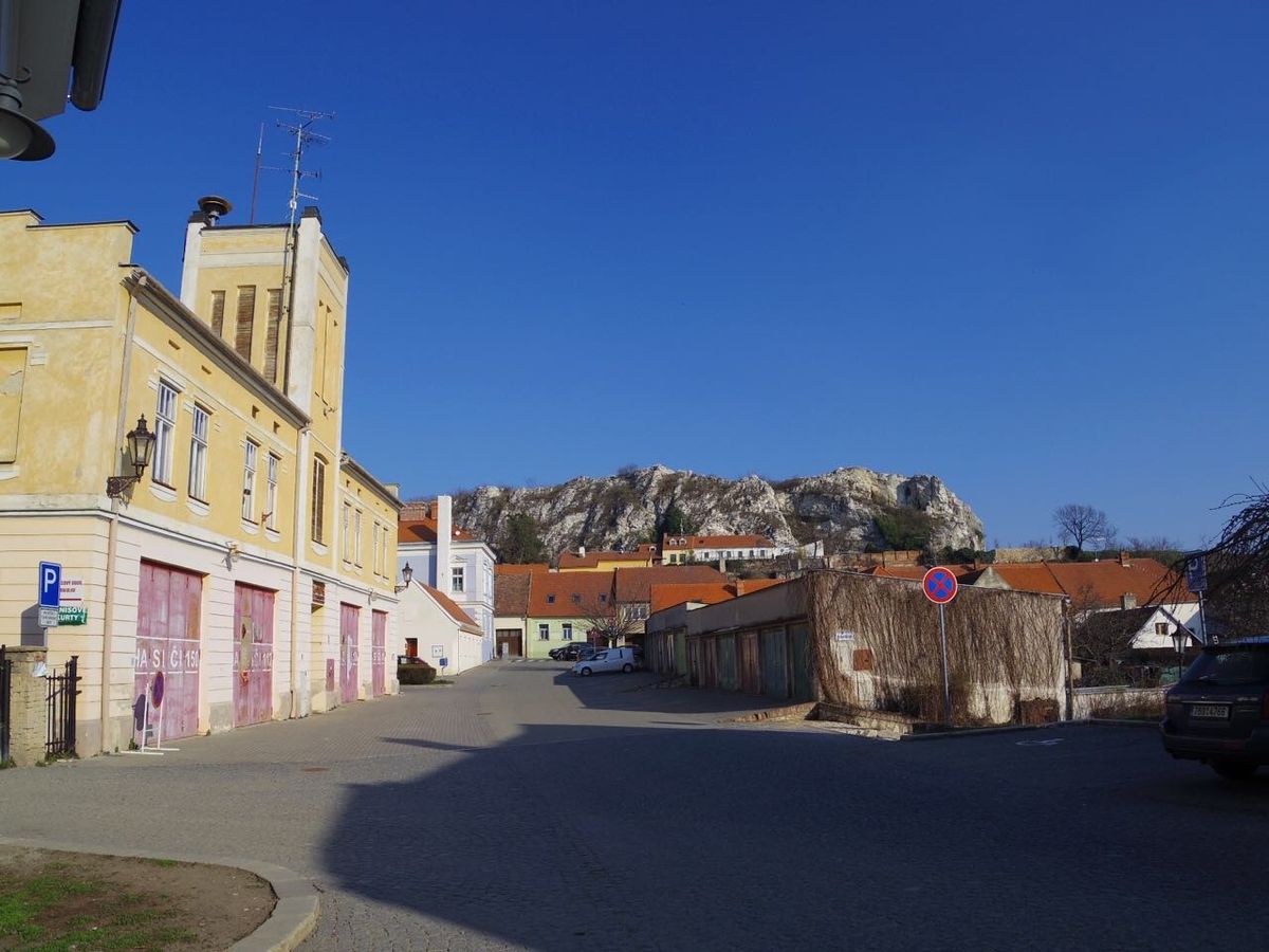 オーストリアのウィーンからチェコのブルノを経由し電車を乗り継いで2時間、ワ...