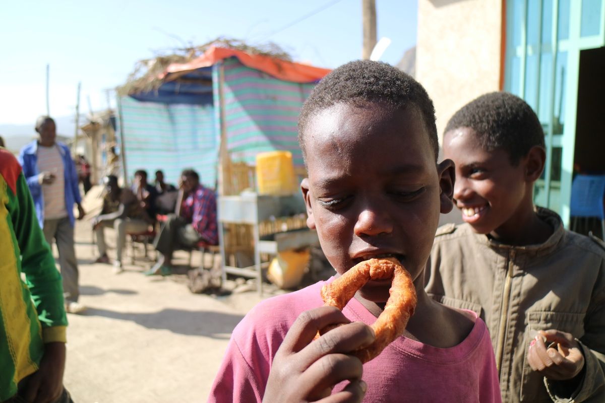 メケレからダナキルツアーに参加。ツアーのオフィスに行くとアフリカ横断中の日...