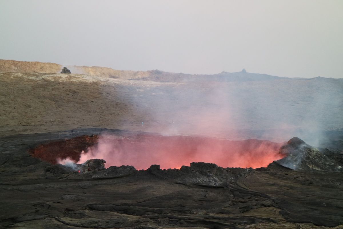 ダナキルツアーでエルタアレ火山。火山までの道のりは3時間ちょっと足場の悪い...