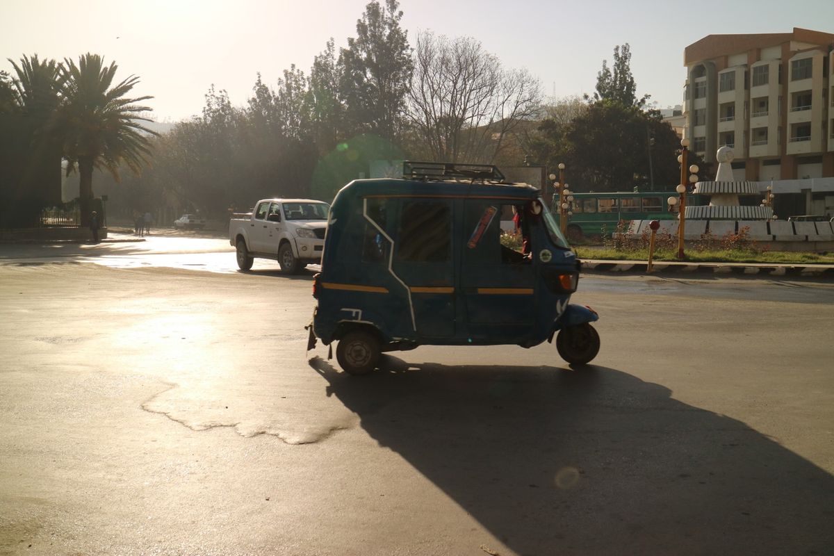 ツアーから戻ってメケレの街を一人で散策。街中で子供たちに囲まれてiPhon...