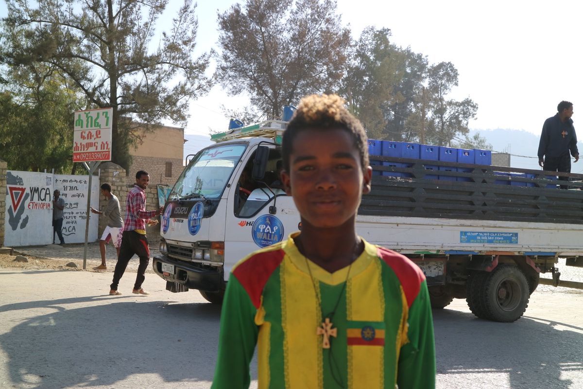 ツアーから戻ってメケレの街を一人で散策。街中で子供たちに囲まれてiPhon...