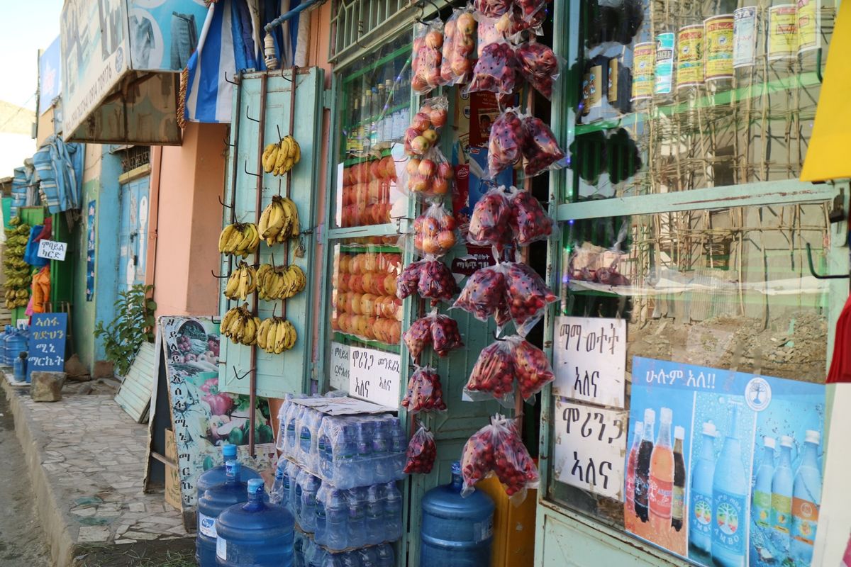 ツアーから戻ってメケレの街を一人で散策。街中で子供たちに囲まれてiPhon...