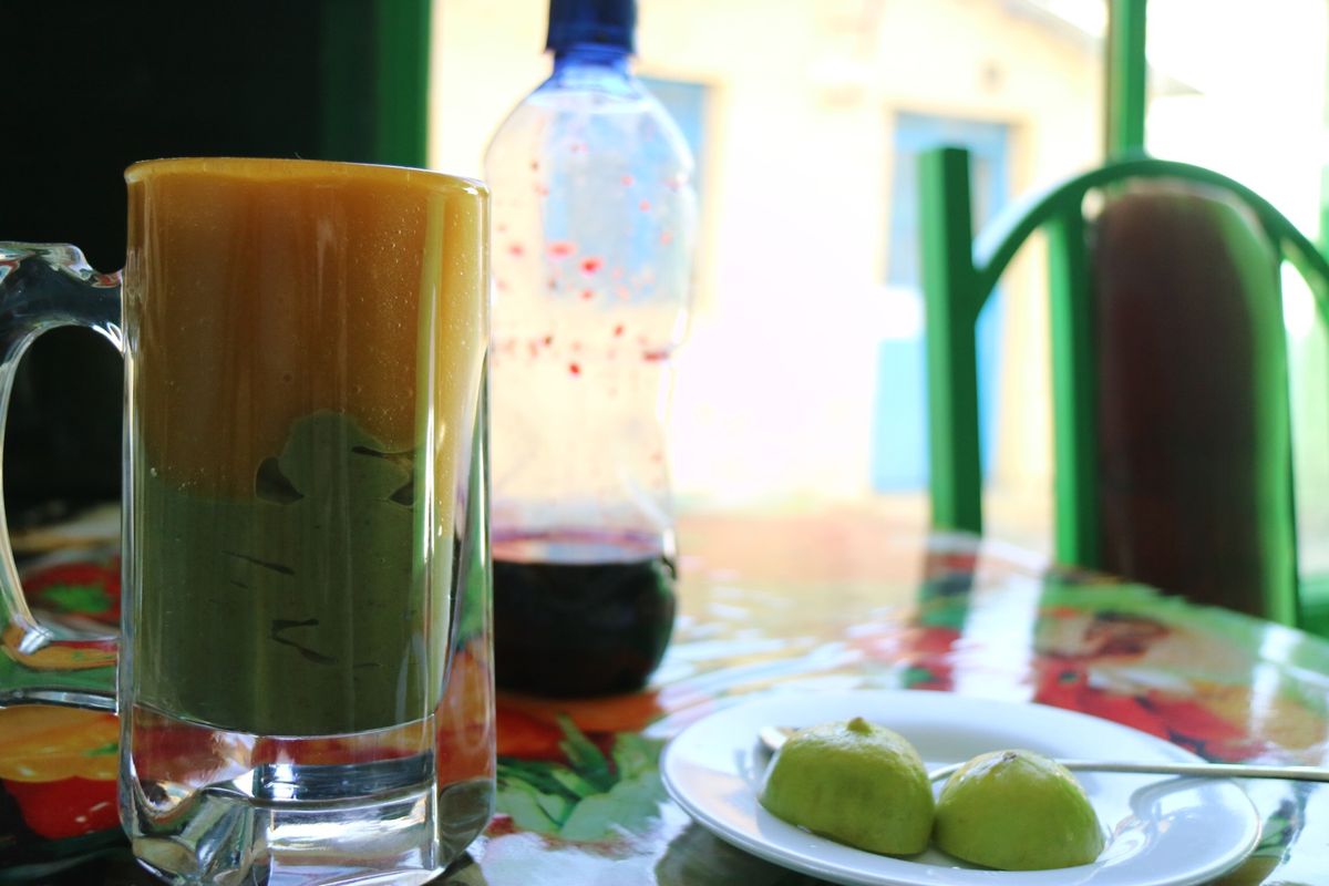 ツアーから戻ってメケレの街を一人で散策。街中で子供たちに囲まれてiPhon...