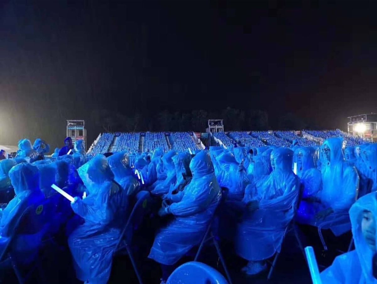 そして毎年1公演は雨が降る。
雨になりそうな時は、入場時に全員にカッパが配...