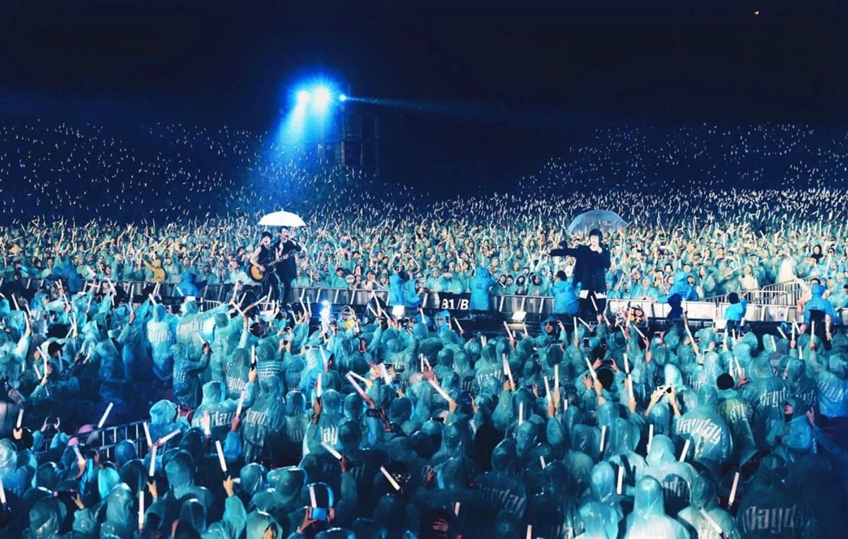 そして毎年1公演は雨が降る。
雨になりそうな時は、入場時に全員にカッパが配...