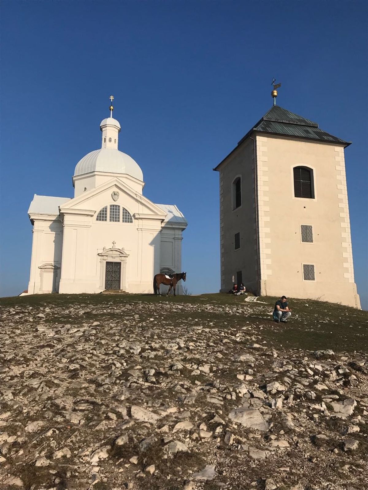 山を登る道は緑豊か、そして頂上へ向かって聖書の様々な場面を再現した室が設置...