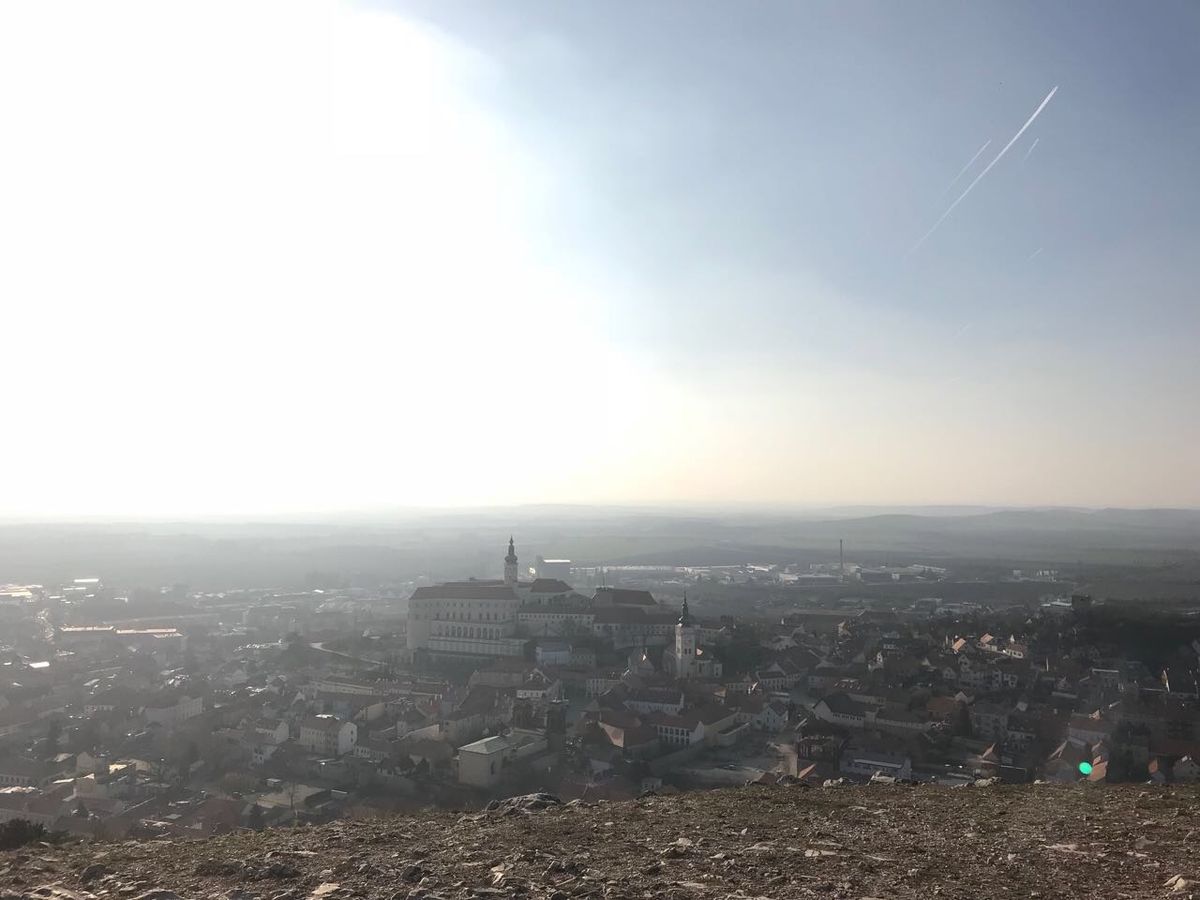 山を登る道は緑豊か、そして頂上へ向かって聖書の様々な場面を再現した室が設置...