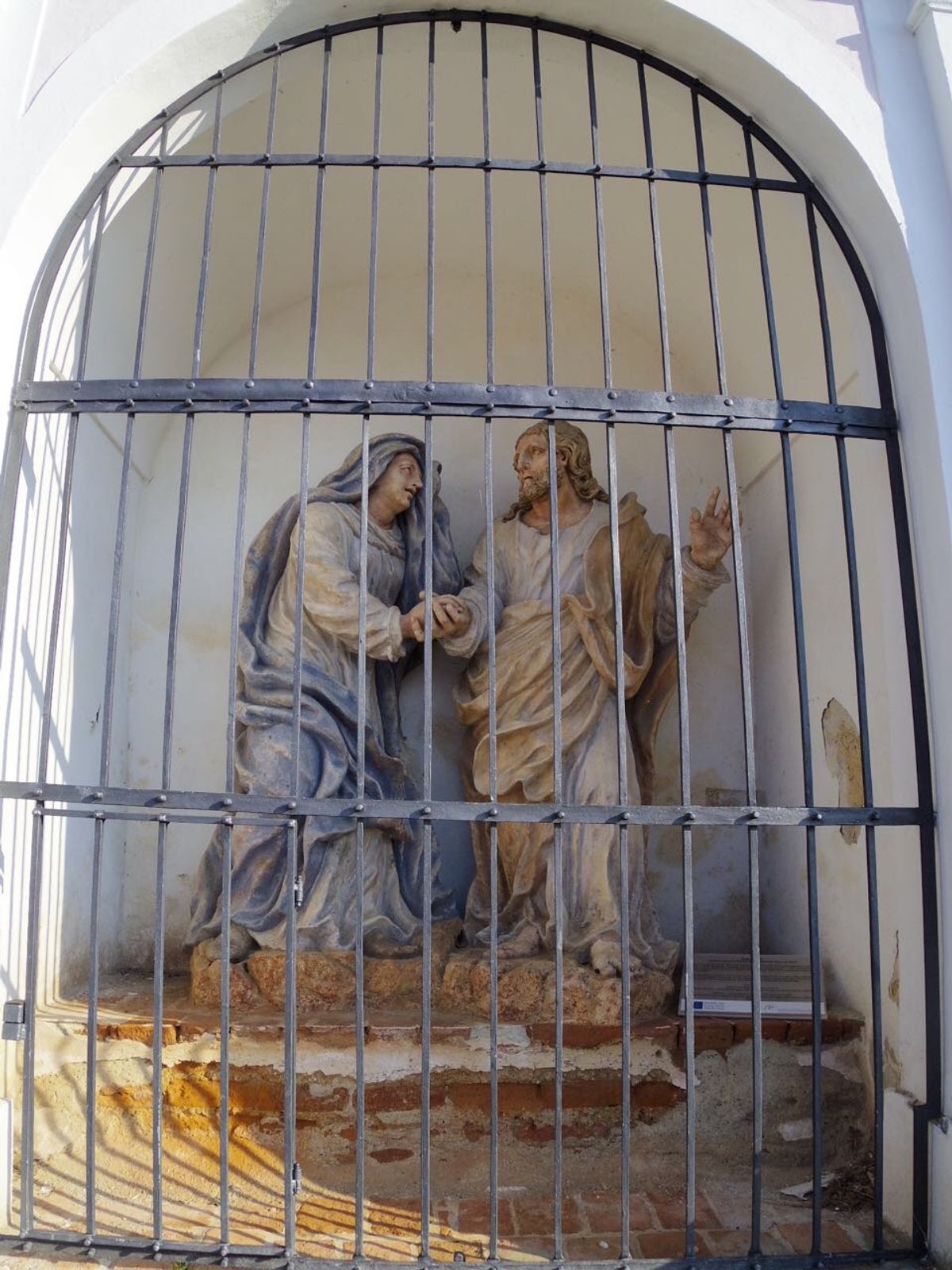 山を登る道は緑豊か、そして頂上へ向かって聖書の様々な場面を再現した室が設置...