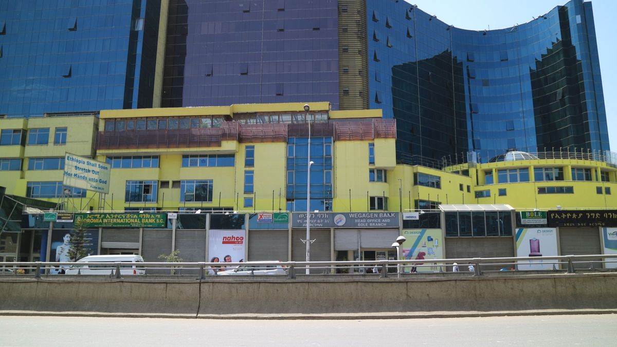 アディスアベバはけっこう都会でした。
ほとんど警察署にいましたけど。iPh...