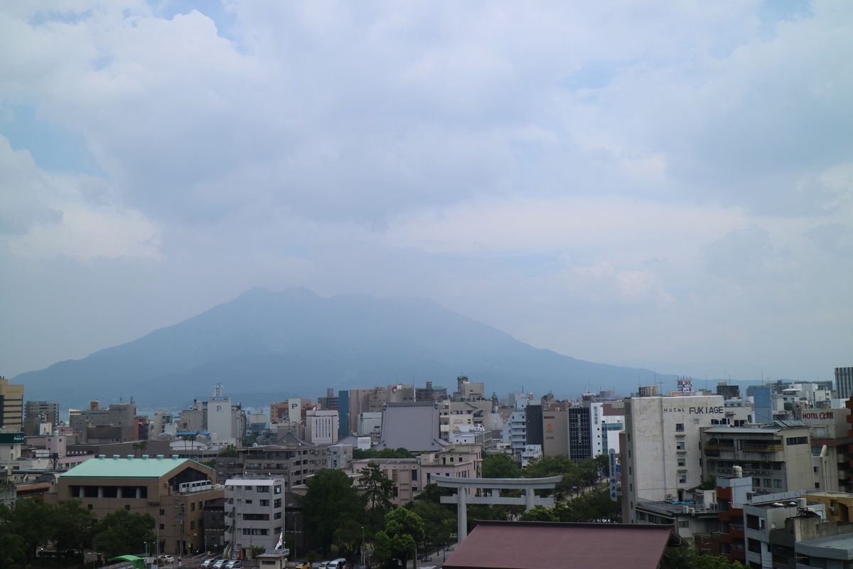 ベランダから見た桜島と、今は亡き愛犬レオ。