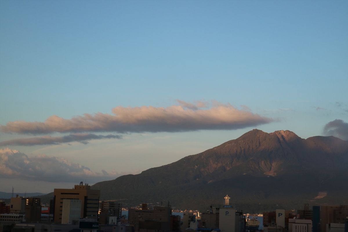 ベランダから見た桜島と、今は亡き愛犬レオ。