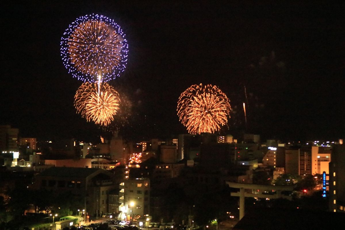 ベランダからは花火も見放題です。花火の写真を上手に撮りたい😵