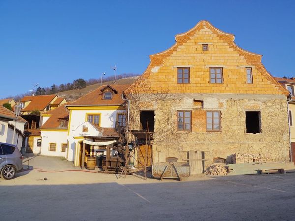 チェコ共和国・プラハ「足を伸ばして南モラヴィア」の写真：この、RPGの宿場感。
酒屋でいただける...