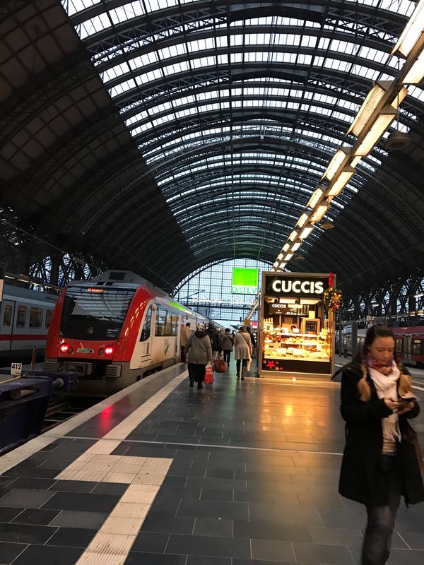 ドイツ「「ドイツ 初２都市」の巻」の写真：フランクフルト駅で、「あー、ヨーロッパ❗...