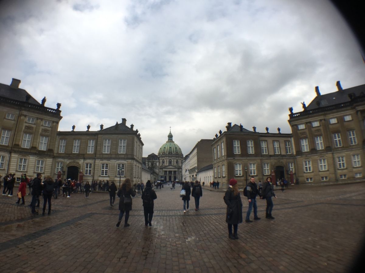 とにかくハートだらけの国
兵隊の詰所にもハートマークが❤️