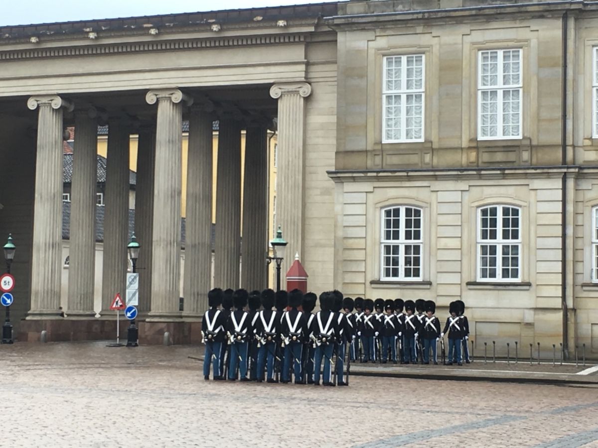 とにかくハートだらけの国
兵隊の詰所にもハートマークが❤️