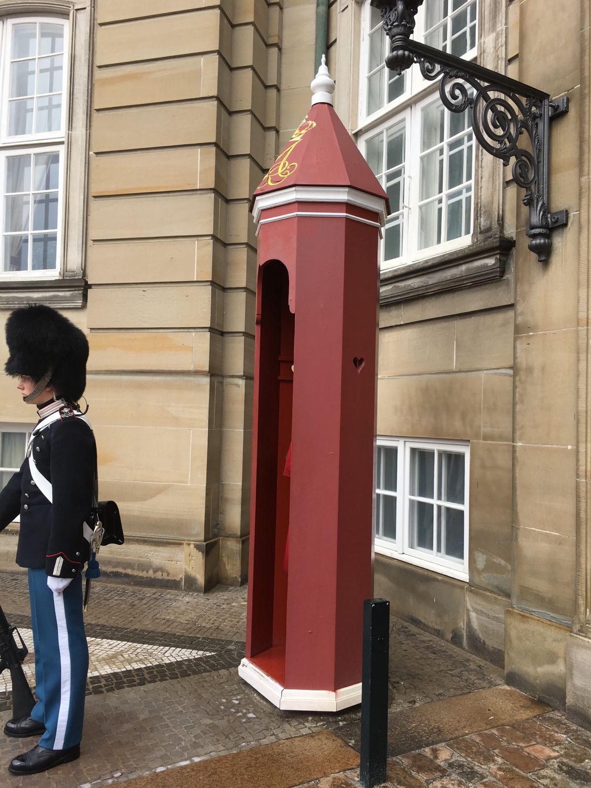 とにかくハートだらけの国
兵隊の詰所にもハートマークが❤️