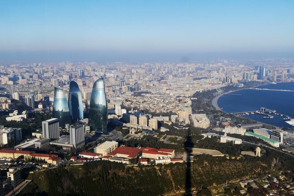 アゼルバイジャン・Baku「中東近辺マイナー国旅(アゼルバイジャン)」の写真：バクーの近代建築と古い町並みの融合は見る...