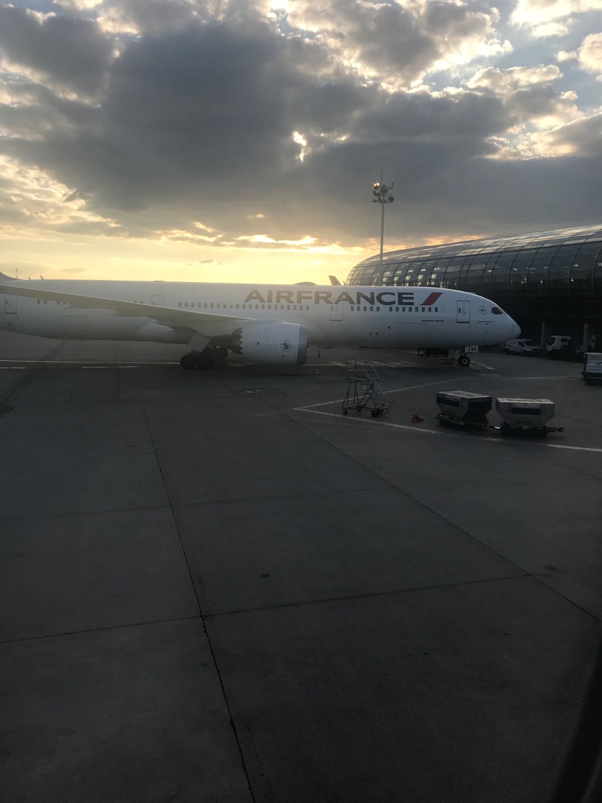 いよいよ憧れのパリ旅が始まる…なとき。
シャルルドゴール空港に到着。