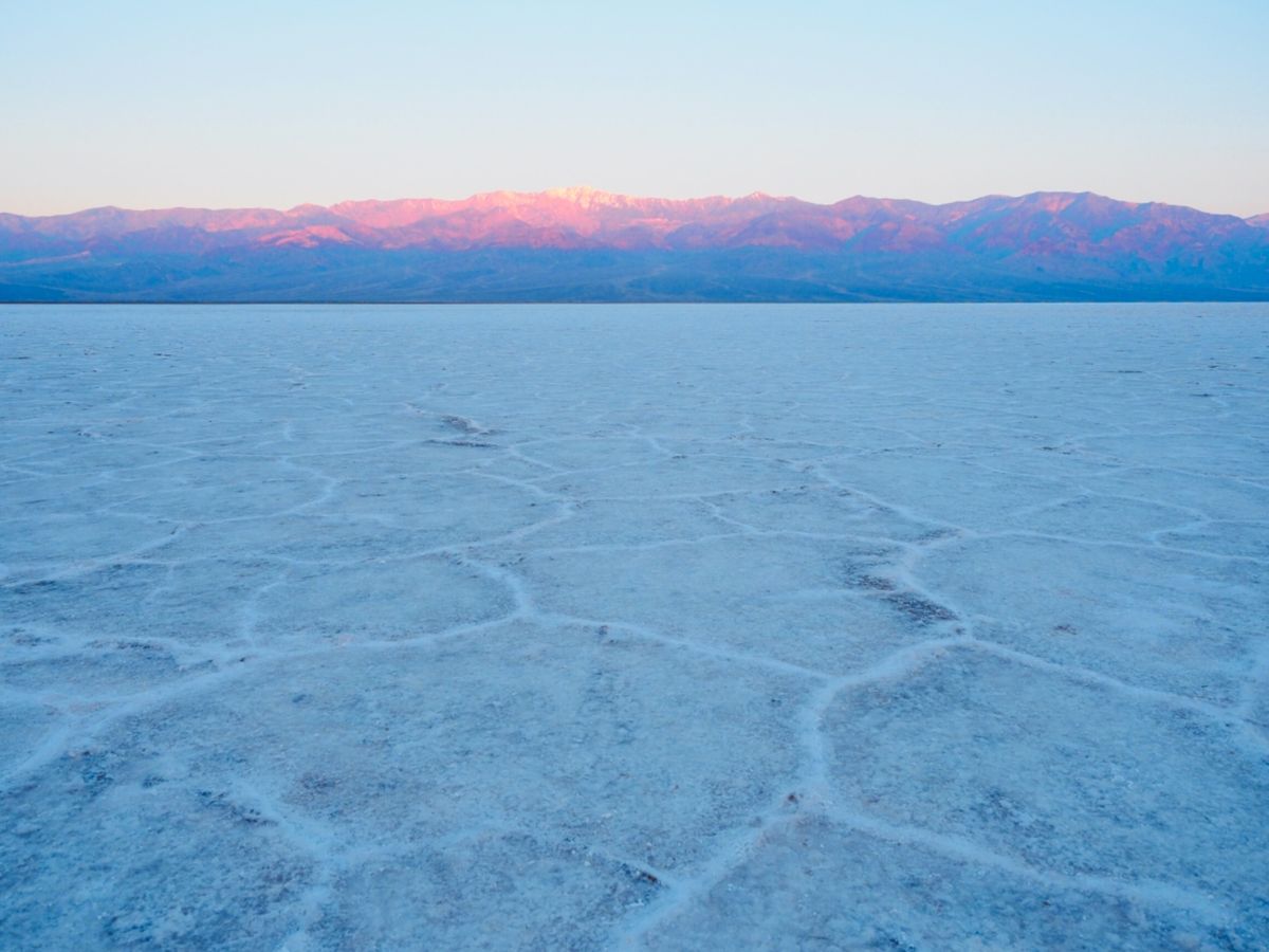 デスバレーのシンボル「バッドウォーター」。海抜43mの塩野大地です。天候や...