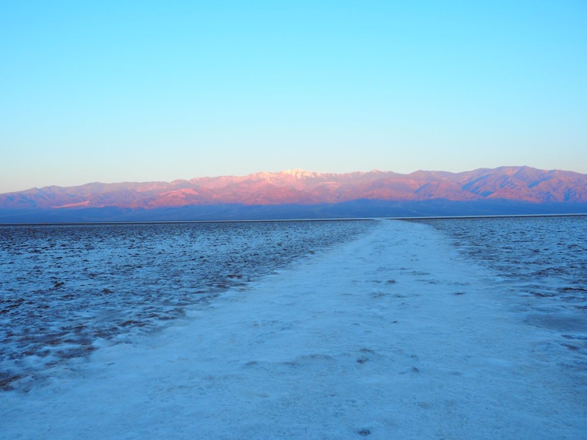 デスバレーのシンボル「バッドウォーター」。海抜43mの塩野大地です。天候や...