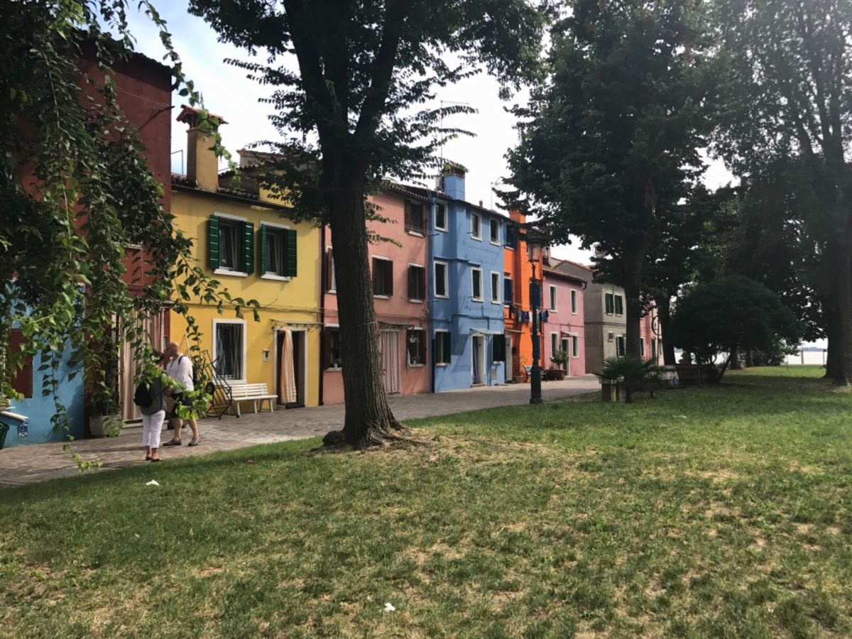 ヴェネツィアから船で40分のブラーノ島☆