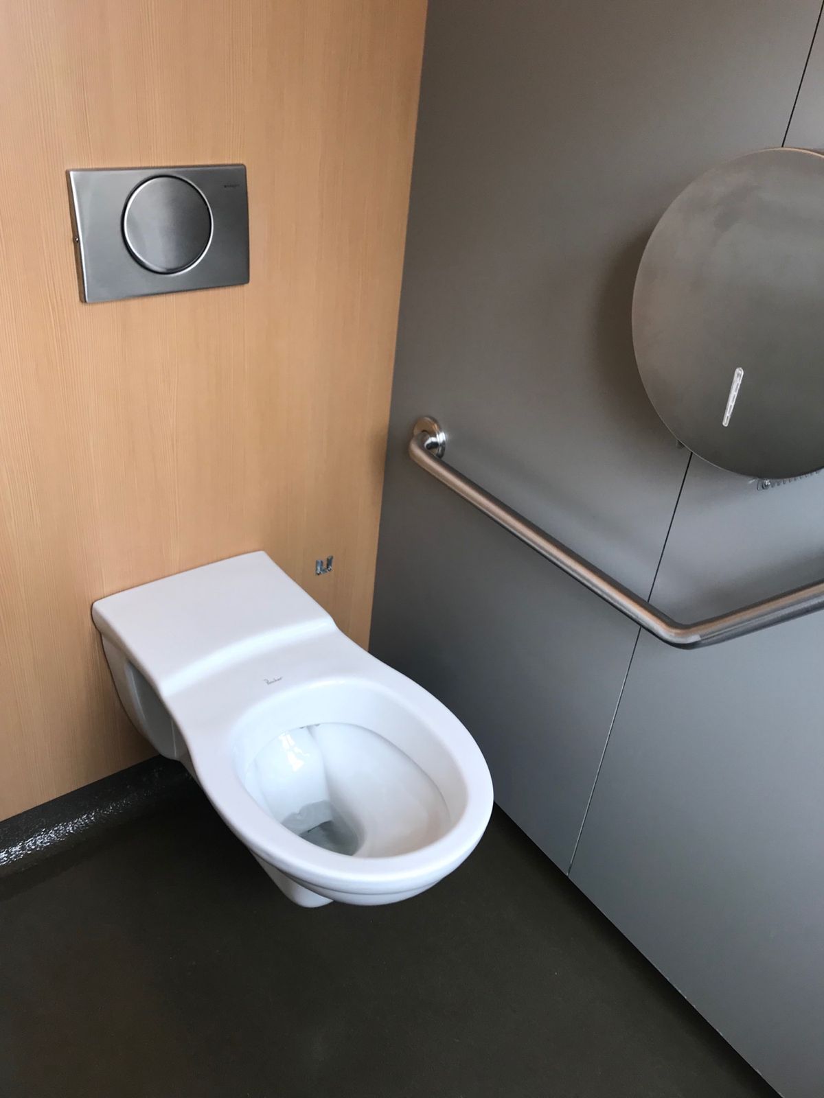 ベルサイユ宮殿の中の、観光客用？のトイレ。便座が無くて便器に直接座る（笑）...