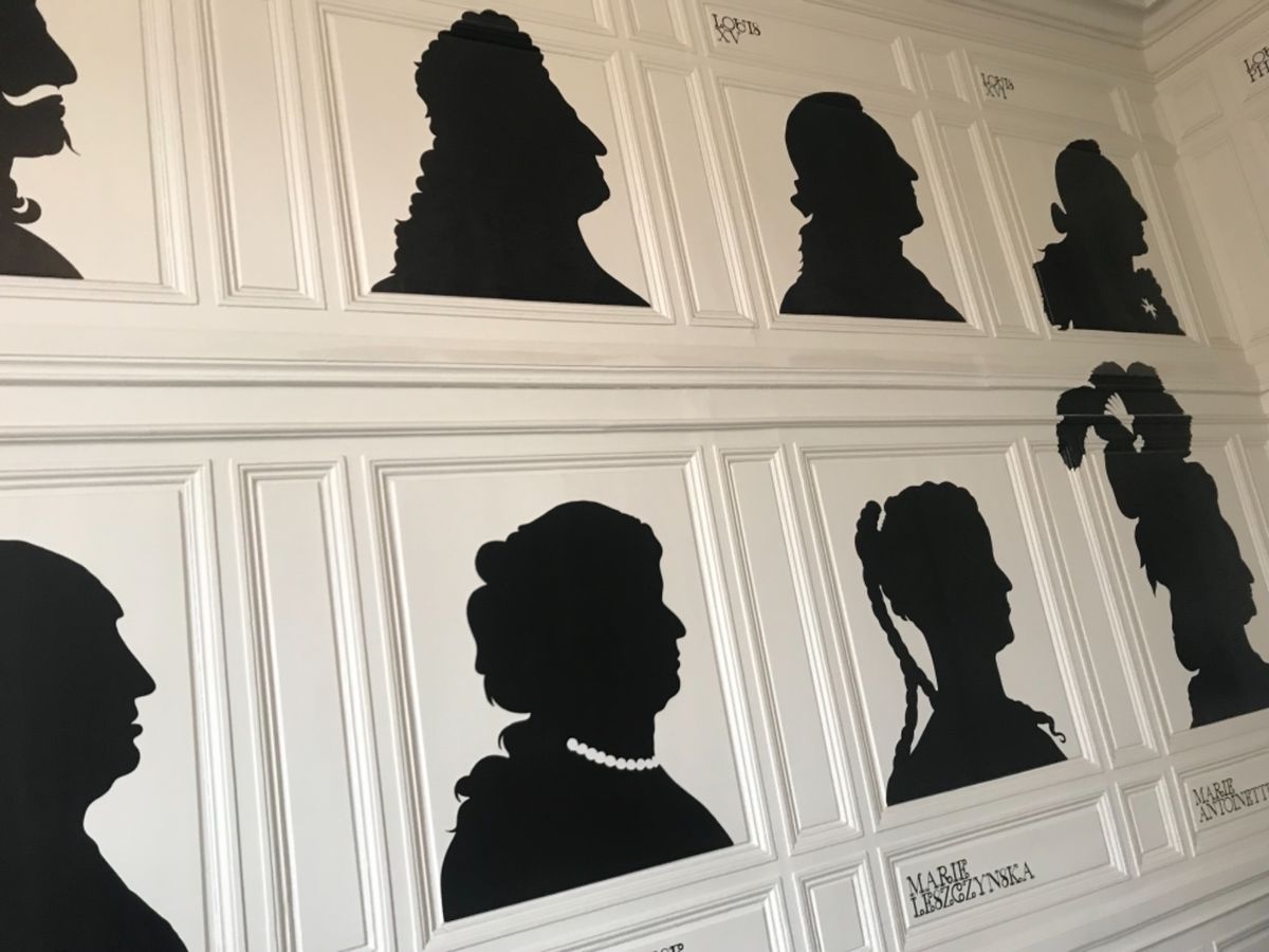 ベルサイユ宮殿の中の、観光客用？のトイレ。便座が無くて便器に直接座る（笑）...