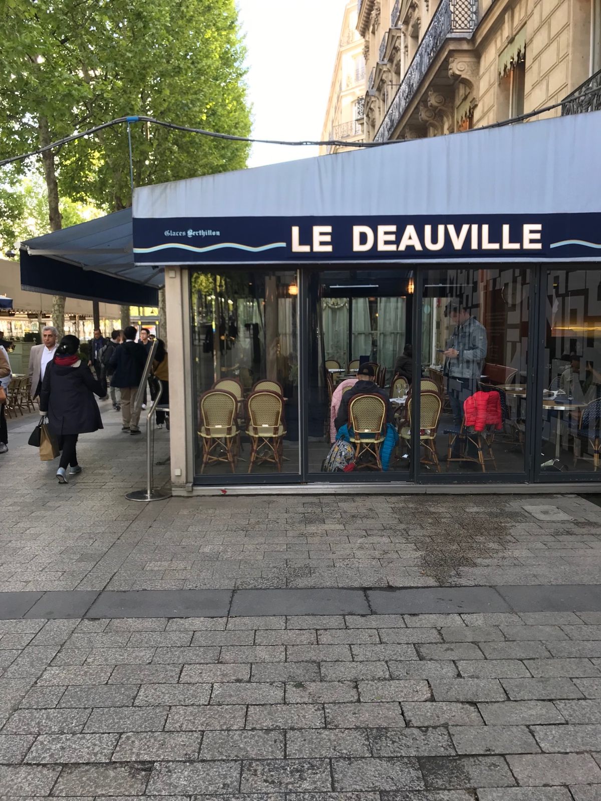 シャンゼリゼ通りのカフェいろいろ。
oh！Champs-Élysées！