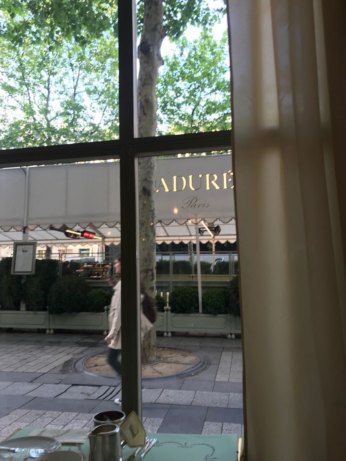 シャンゼリゼ通りのカフェいろいろ。
oh！Champs-Élysées！