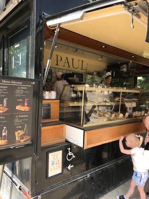 サンドイッチを買って、チュイルリー公園でランチ。
警察が馬で巡回中。
蹄の...