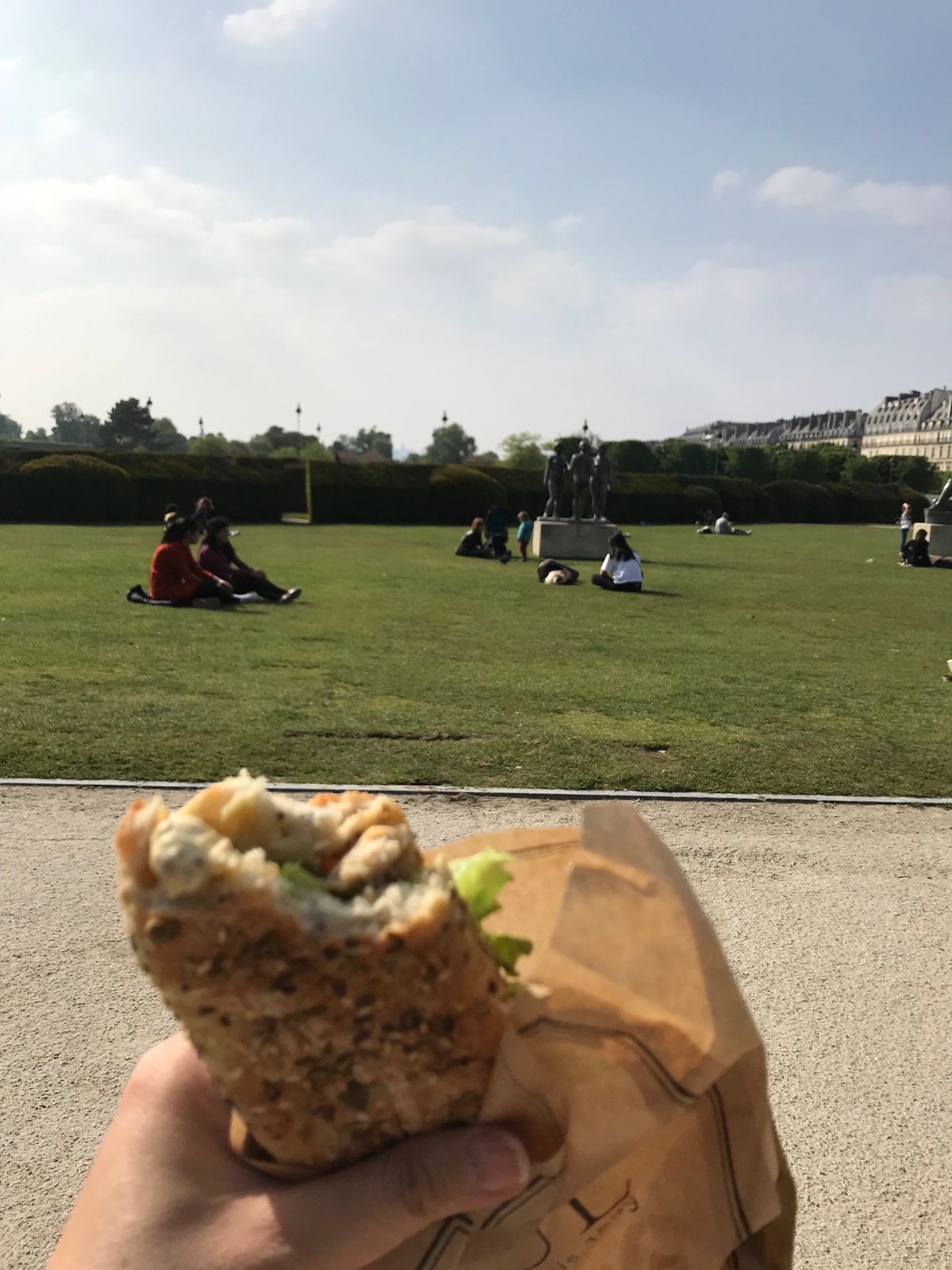 サンドイッチを買って、チュイルリー公園でランチ。
警察が馬で巡回中。
蹄の...