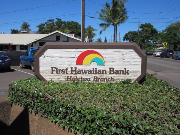 アメリカ(米国)「「ハワイ 楽園 天国」の巻」の写真：銀行の看板ですら、楽園ぽい。