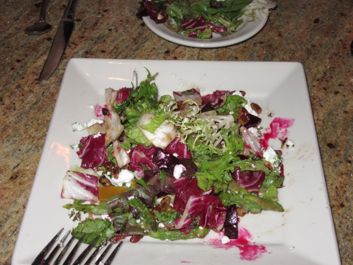 初めて食べたビーツのサラダと、すんごく美味しかったハンバーガーの断面（２人...