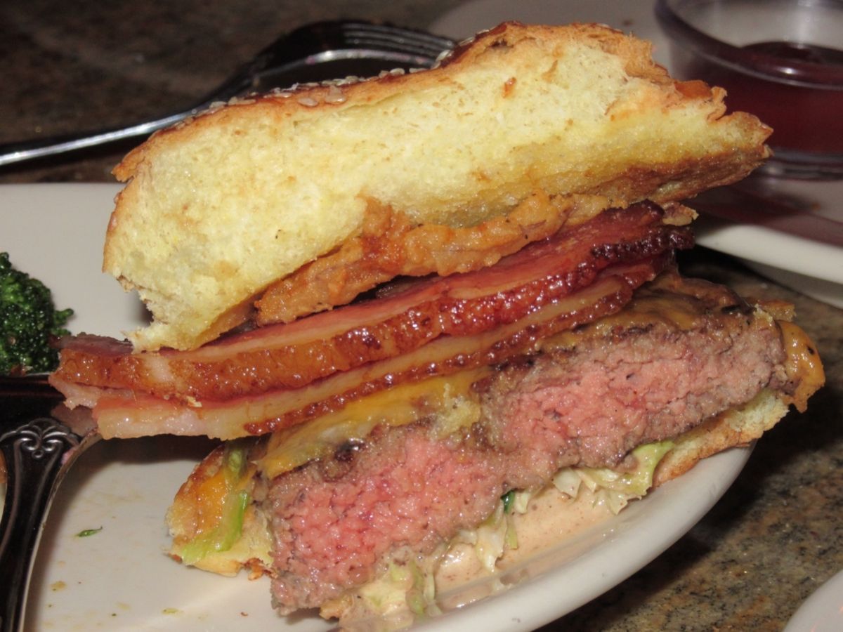 初めて食べたビーツのサラダと、すんごく美味しかったハンバーガーの断面（２人...