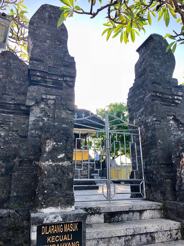 インドネシア・バリ島「インドネシア バリ島」の写真：ウルワツ寺院にて、バリの伝統舞踊「ケチャ...