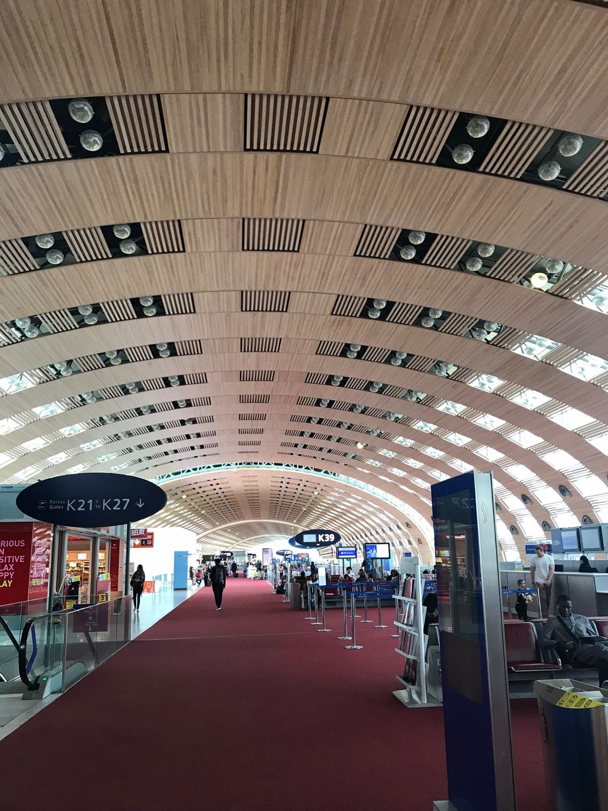 シャルルドゴール空港、清々しい気持ちでフランスを発つとき。
また必ず来る。