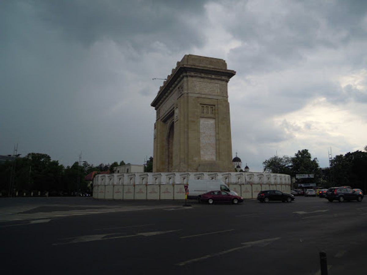 少し歩くと凱旋門が見えてきます。第一次世界大戦の勝利を記念して建てられたも...