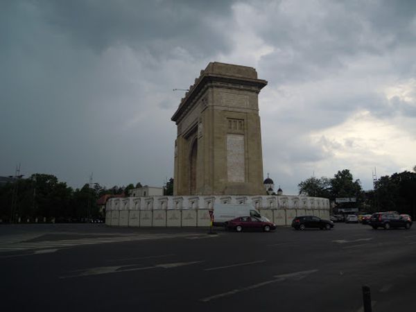 ルーマニア・Bucharest「東欧革命について、ルーマニア」の写真：少し歩くと凱旋門が見えてきます。第一次世...